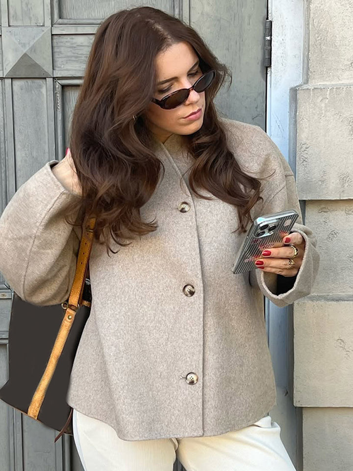 Women's short coat made of wool blend with boxy silhouette and distinctive button placket Mune Fashion