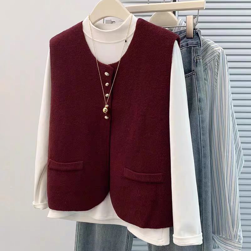 Women Short Cut Sleeveless Knit Vest with Pearl Button Placket and Patch Pockets Mune Fashion