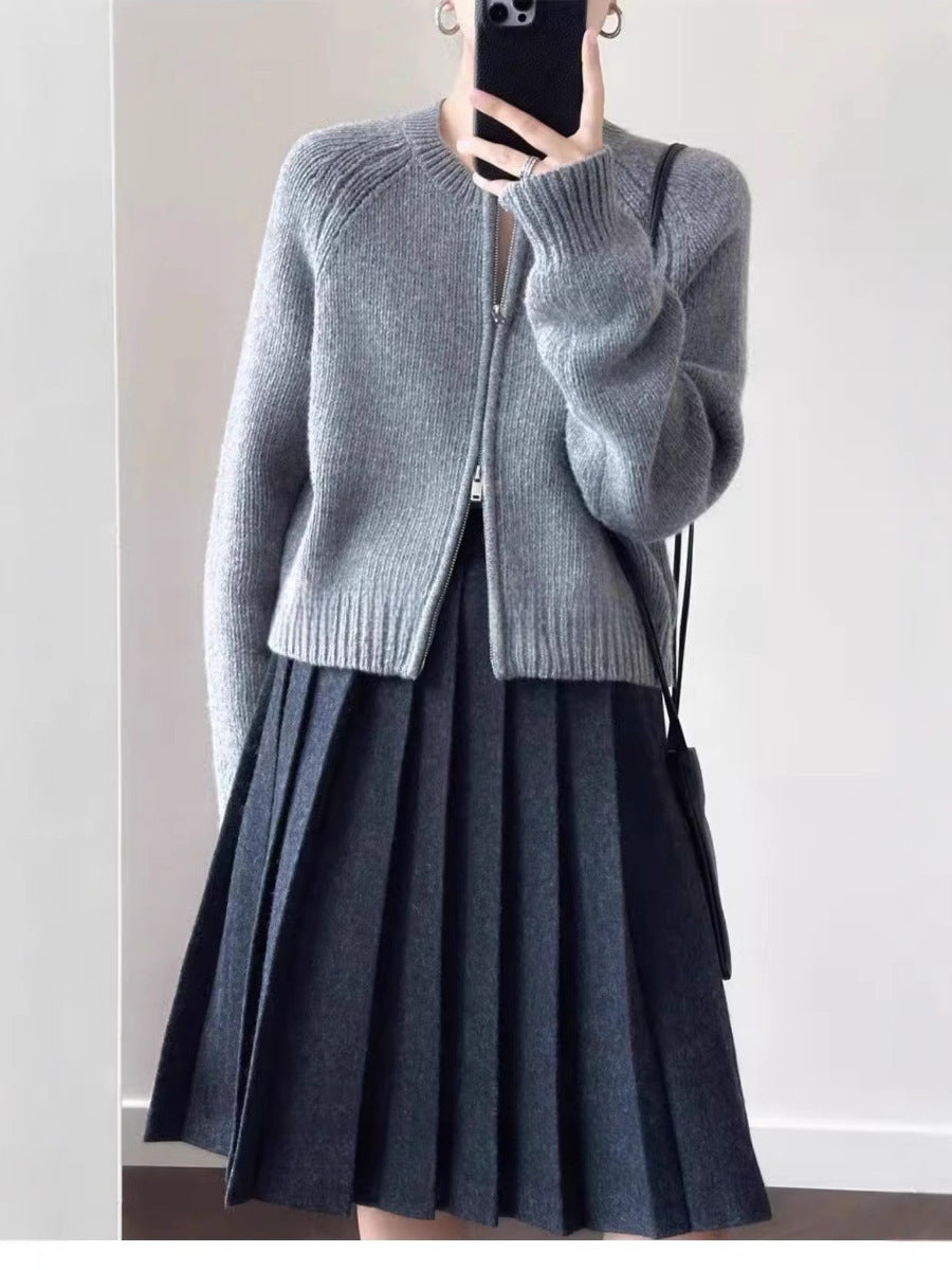 Women’s short jacket made of soft fine knit with a full-length zipper and ribbed hem Mune Fashion