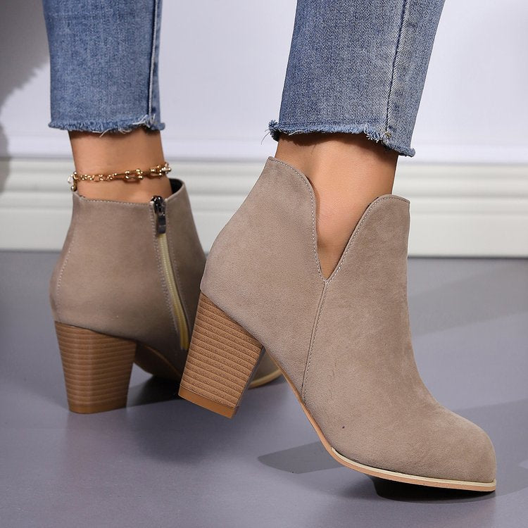 Damen Kurzstiefeletten mit V‑Ausschnitt, seitlichem Reißverschluss und robustem Blockabsatz Mune Fashion