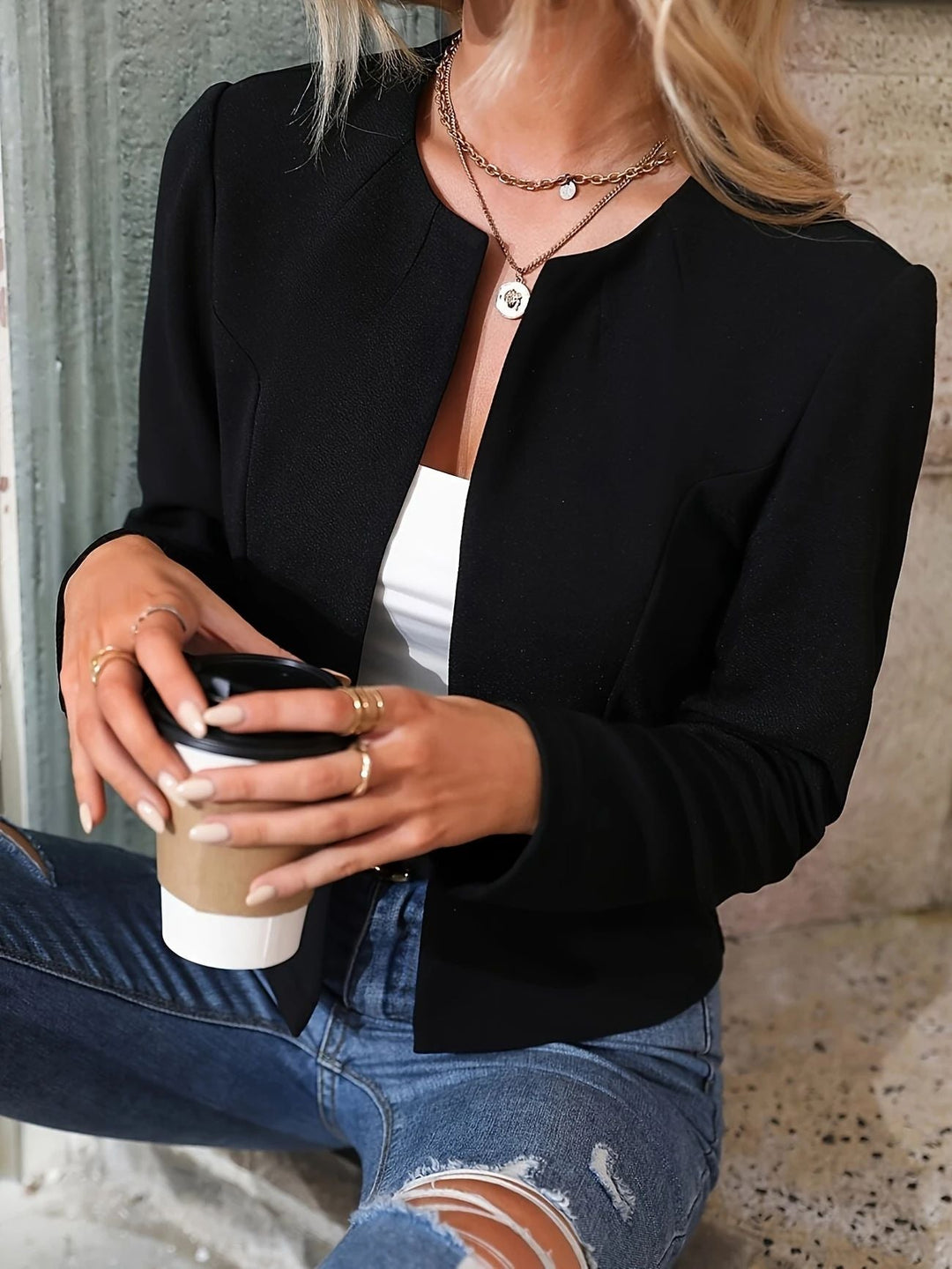 Women's Fine Short Jacket with Textured Design and Elegant Details Mune Fashion