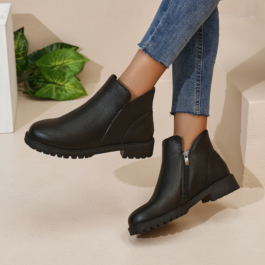 Women's short ankle boots with profiled rubber outsole and side zipper Mune Fashion
