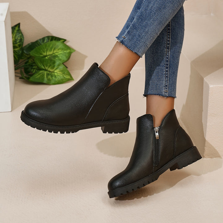 Women's short ankle boots with profiled rubber outsole and side zipper Mune Fashion