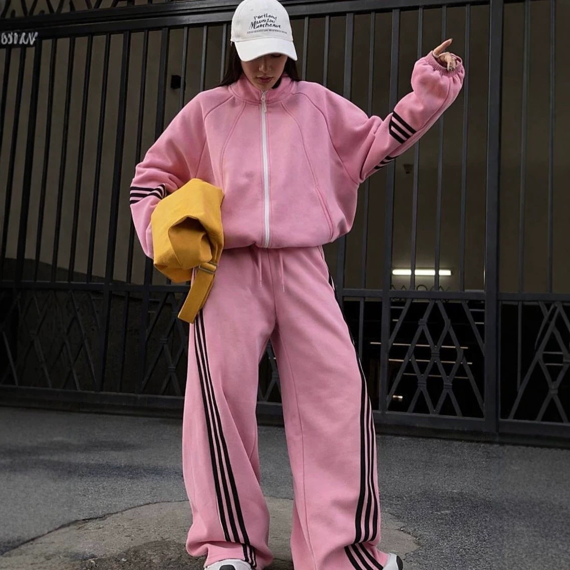 Women's wide jogging suit set made of cotton fleece with zipper and contrasting side stripes Mune Fashion
