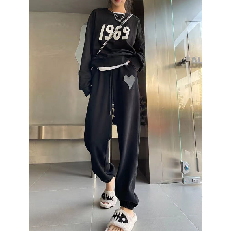 Women's soft jogging pants with heart appliqué, drawstring waistband and elastic ankle cuffs Mune Fashion