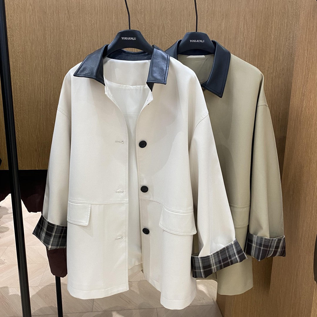 Women's short jacket in oversized trench style with contrast collar made of faux leather and checkered turn-up cuff Mune Fashion