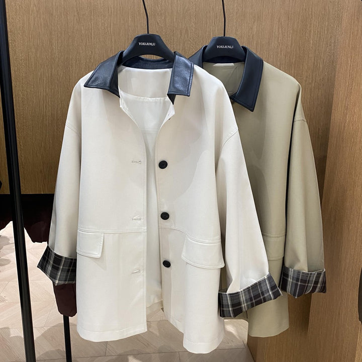 Women's short jacket in oversized trench style with contrast collar made of faux leather and checkered turn-up cuff Mune Fashion
