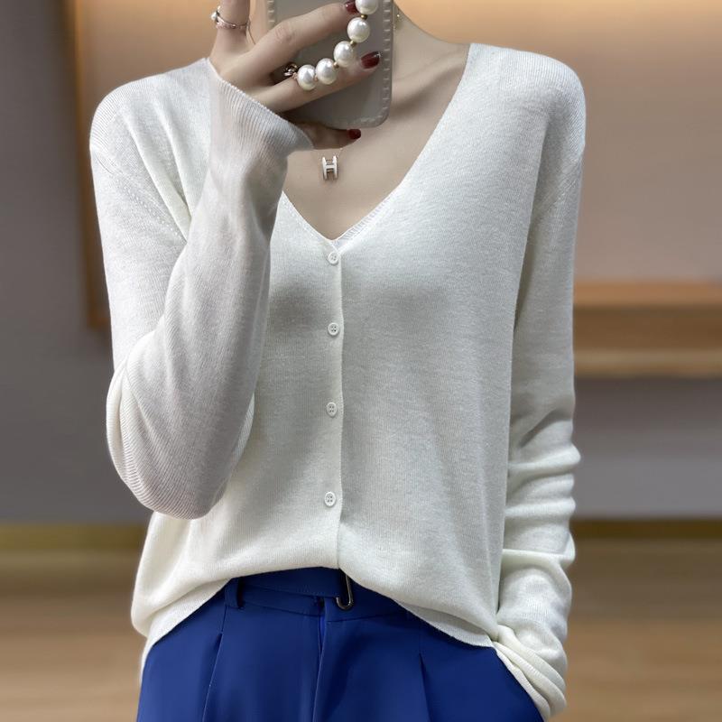 Women Light V-Neck Cardigan with Boxy Silhouette and Cashmere Look Mune Fashion