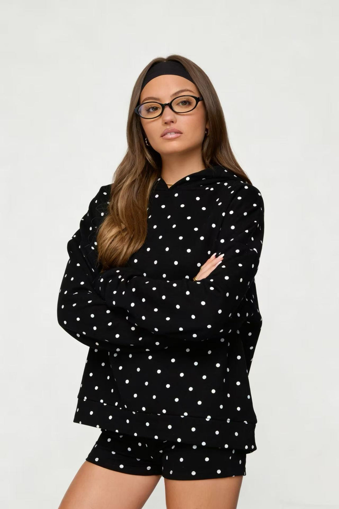 Women's dotted comfort set with hooded sweatshirt, kangaroo pocket and shorts Mune Fashion