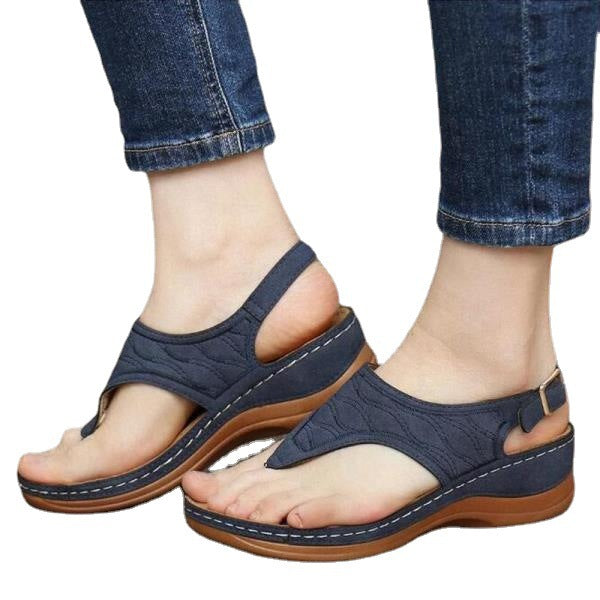 Women’s toe ring sandal with viscoelastic comfort footbed, adjustable heel strap and hand-stitched edge detail Mune Fashion