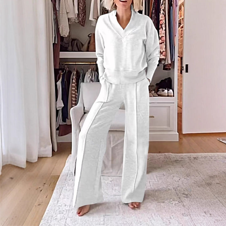 Ladies two-piece lounge set made of soft jersey with V-neck and wide palazzo pants cut Mune Fashion