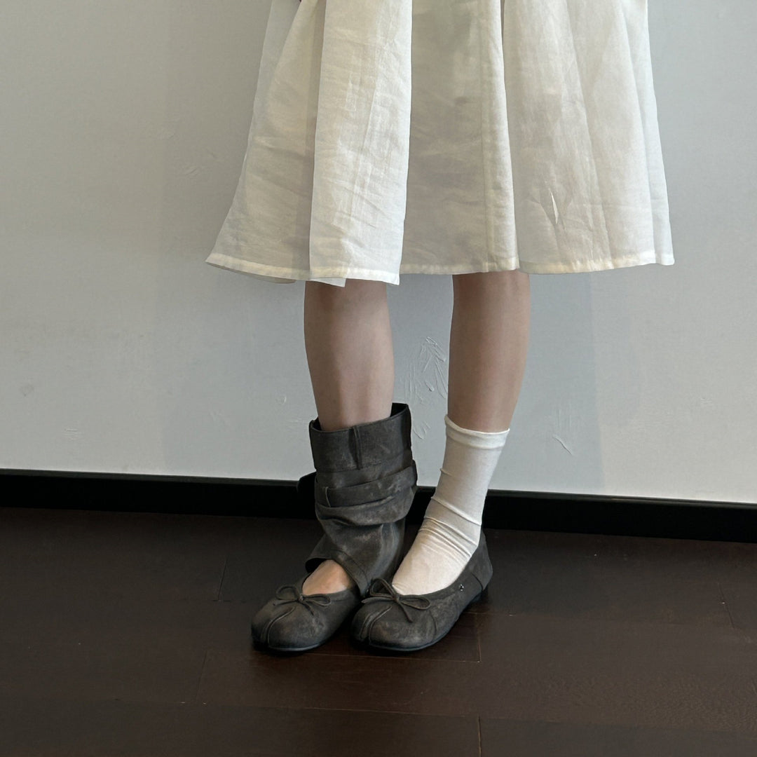 Women's Tabi-inspired suede ballet flats with toe cap seam and bow detail Mune Fashion