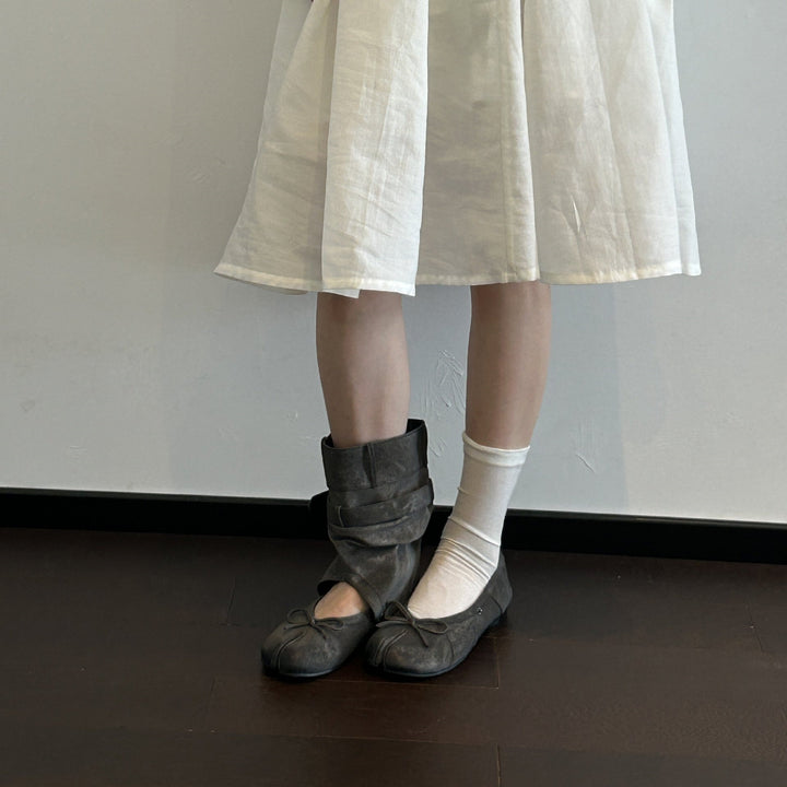 Women's Tabi-inspired suede ballet flats with toe cap seam and bow detail Mune Fashion