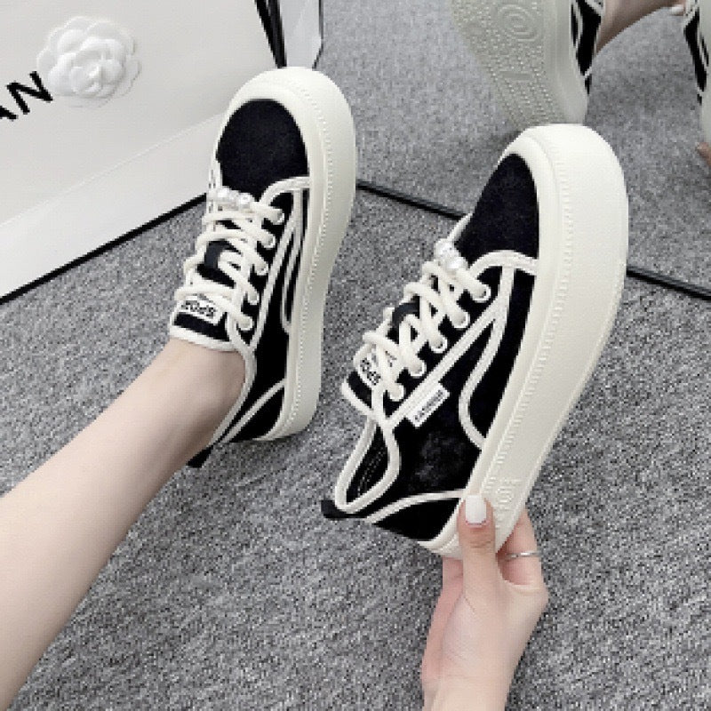 Women's sporty sneakers with fashionable design and stylish accents Mune Fashion