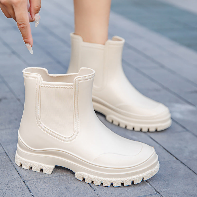 Women's Short Rubber Rain Ankle Boots with Padded Ring Cuff and Profiled Platform Sole Mune Fashion