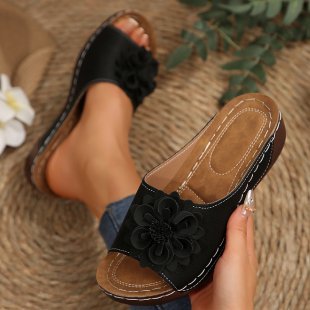 Damen Offene Zehen-Pantoletten mit Blumenapplikation, perforiertem Obermaterial und ergonomischer Keilsohle Mune Fashion