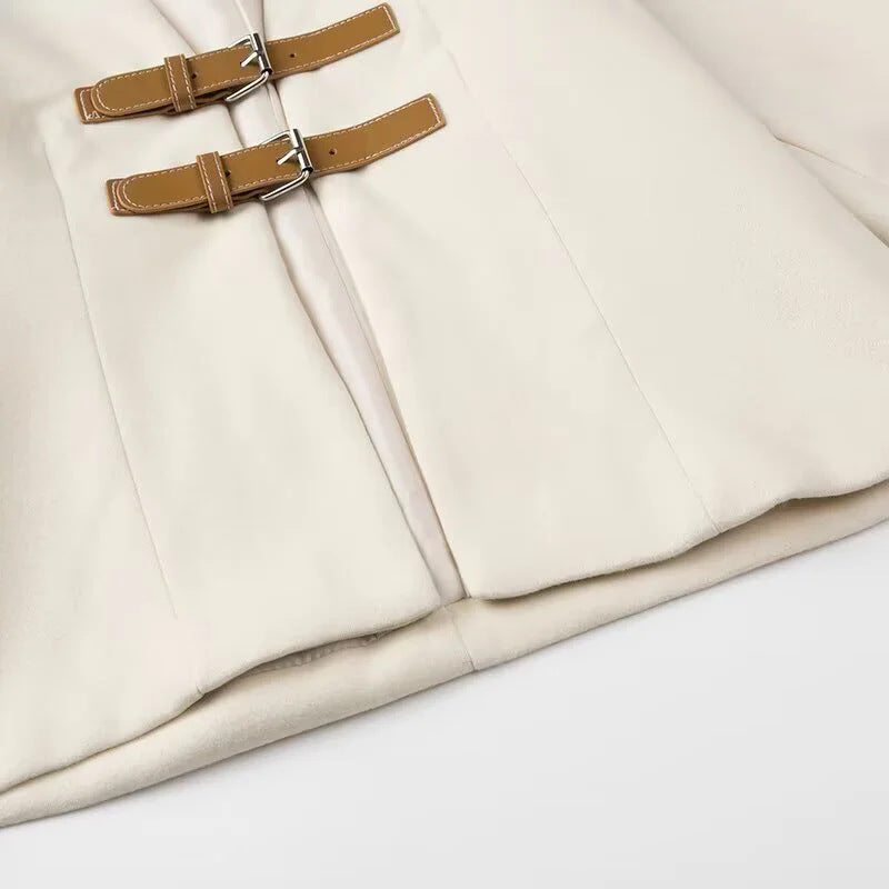 Women's cropped jacket with V-neck, double buckle closure, and boxy silhouette Mune Fashion