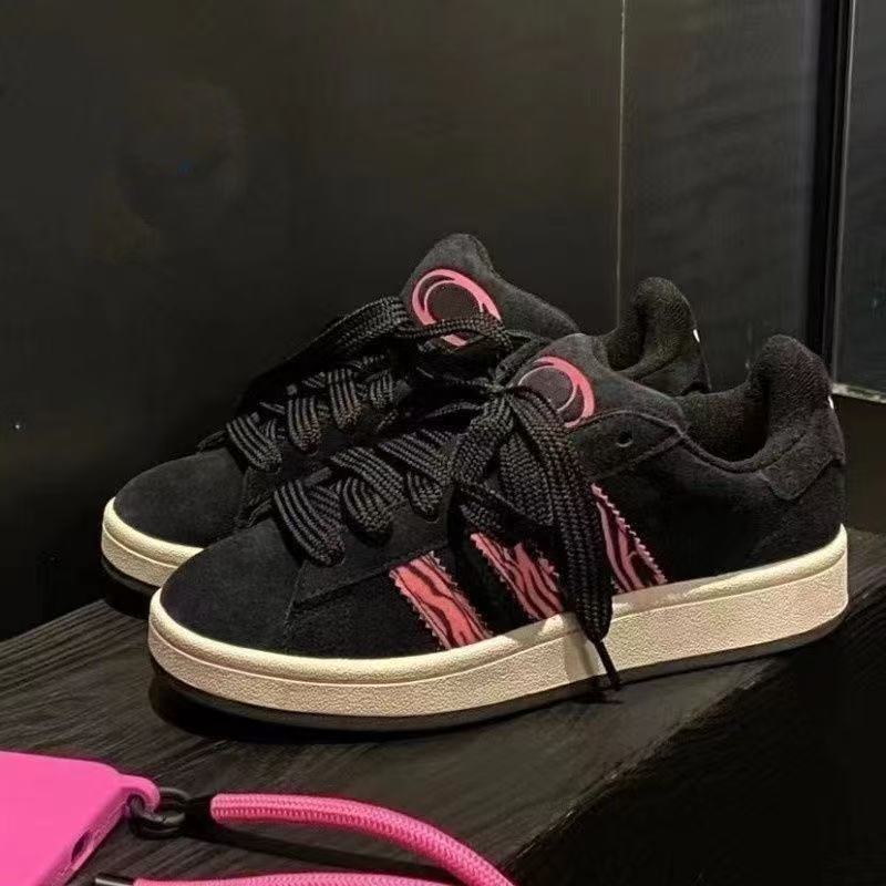Ladies sporty sneakers with fashionable accent and robust sole Mune Fashion
