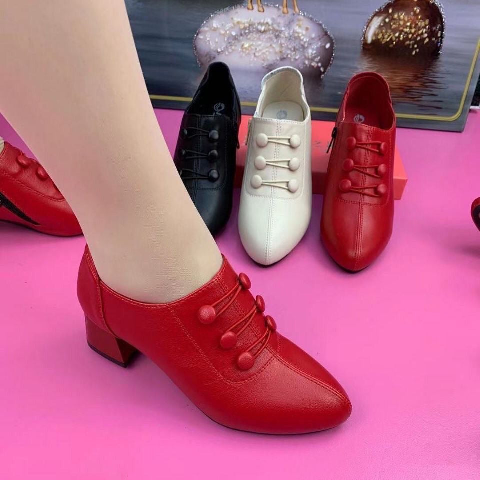Women's Oxford pumps in retro style with decorative button placket and comfortable block heel Mune Fashion