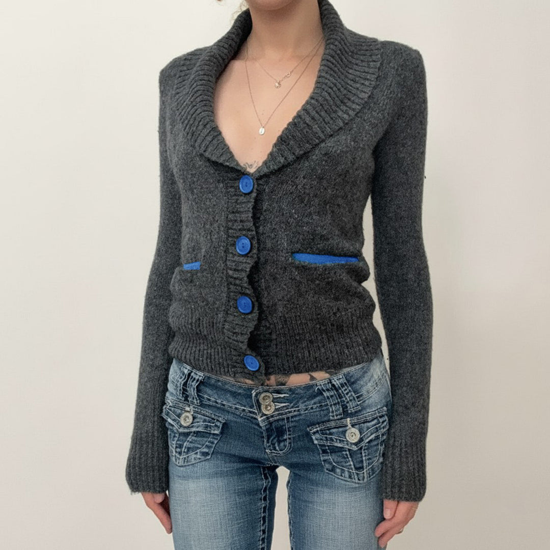 Women's short cardigan with shawl collar, decorative button placket and contrasting pocket piping Mune Fashion