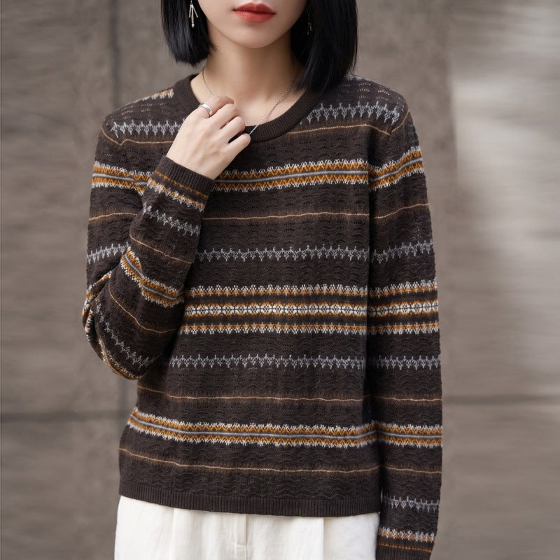 Women Light Fair-Isle Fine Knit Sweater with Round Neck and Fine Stripe Structure Mune Fashion