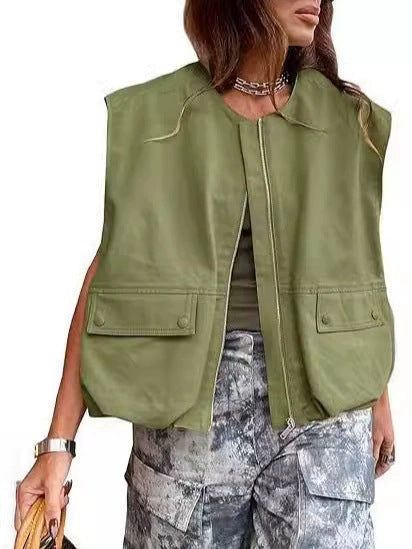 Women's sleeveless utilitarian vest with zipper and flap pockets Mune Fashion