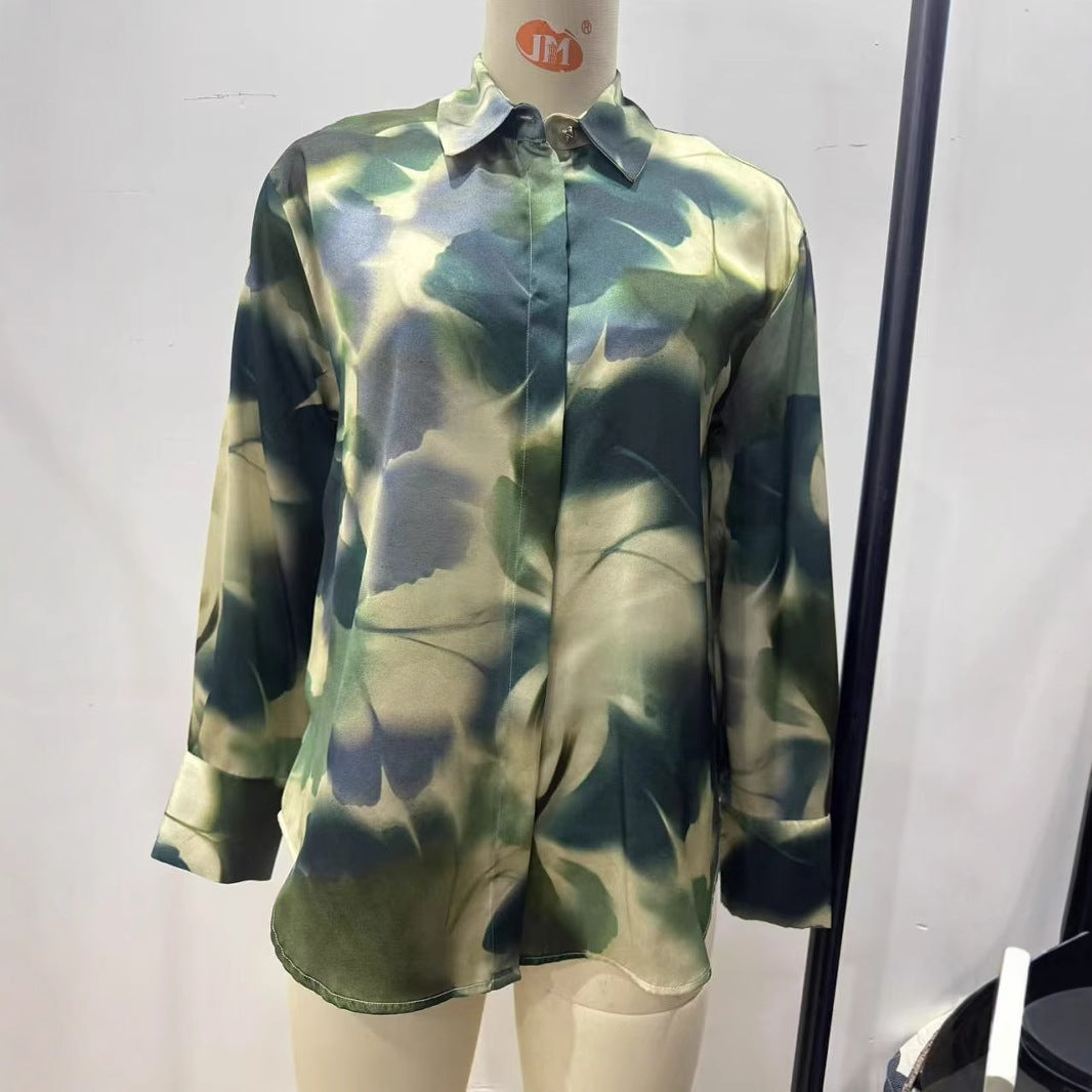 Ladies nan silk-like blouse with concealed button placket and abstract print Mune Fashion