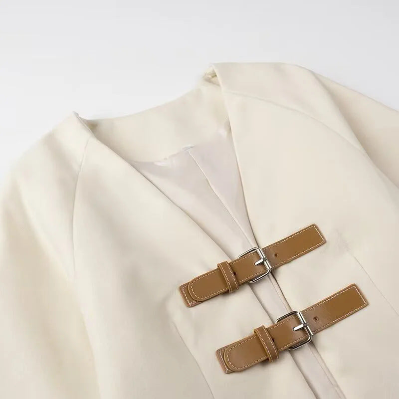 Women's cropped jacket with V-neck, double buckle closure, and boxy silhouette Mune Fashion