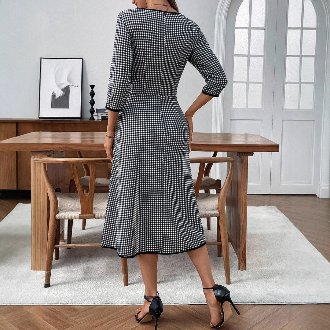 Women's midi dress with fitted A-line, three-quarter sleeves and Vichy check pattern