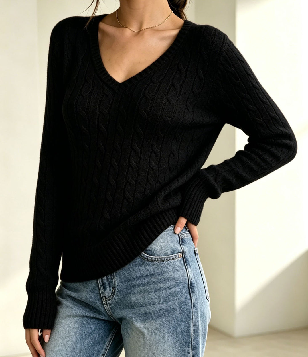 Women's cable knit pullover with V-neck, fine texture and fitted fit Mune Fashion