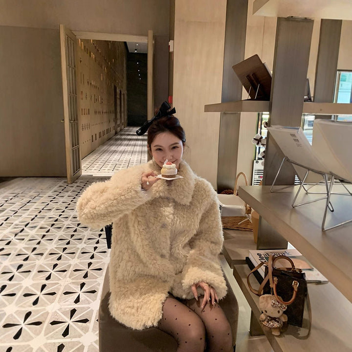Women's Short Fur Teddy Coat with Large Collar and Boxy Oversize Silhouette Mune Fashion
