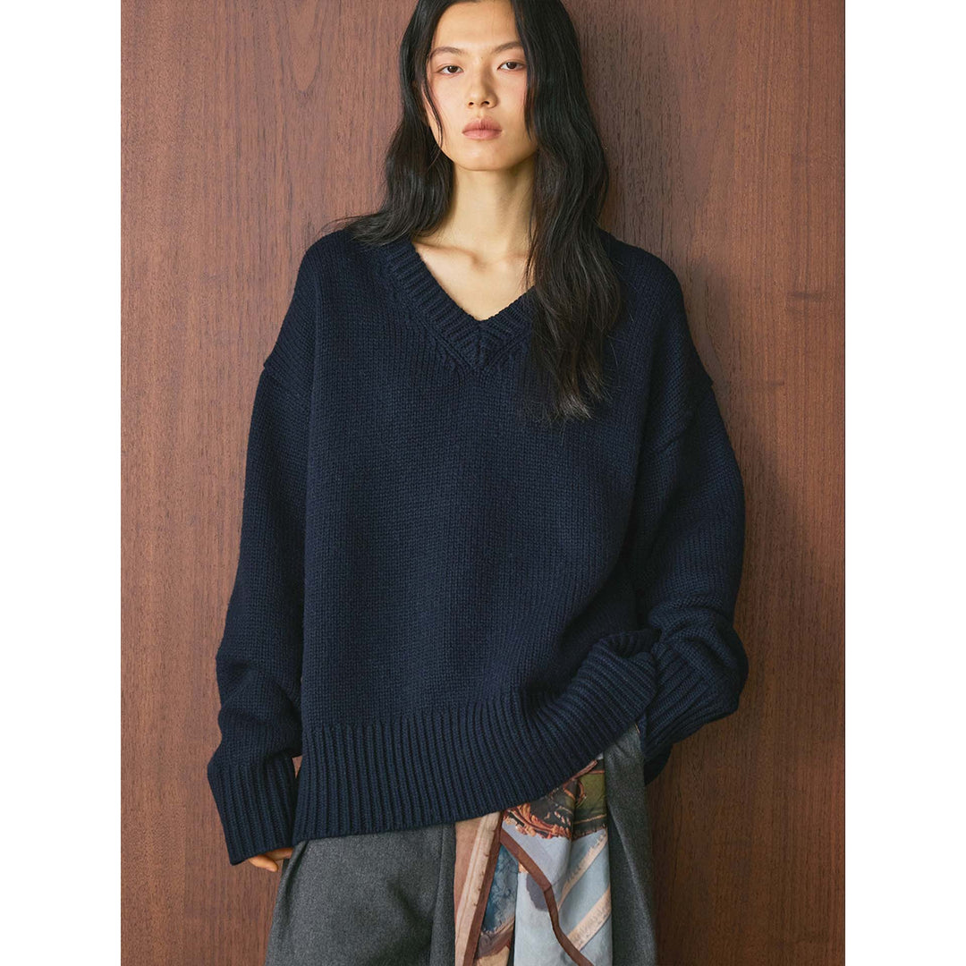 Women's Chunky Knit V-Neck Sweater with Oversized Cut and Wide Ribbed Hem