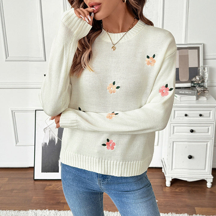Ladies fine knit pullover with embroidered flower applications and round neckline Mune Fashion
