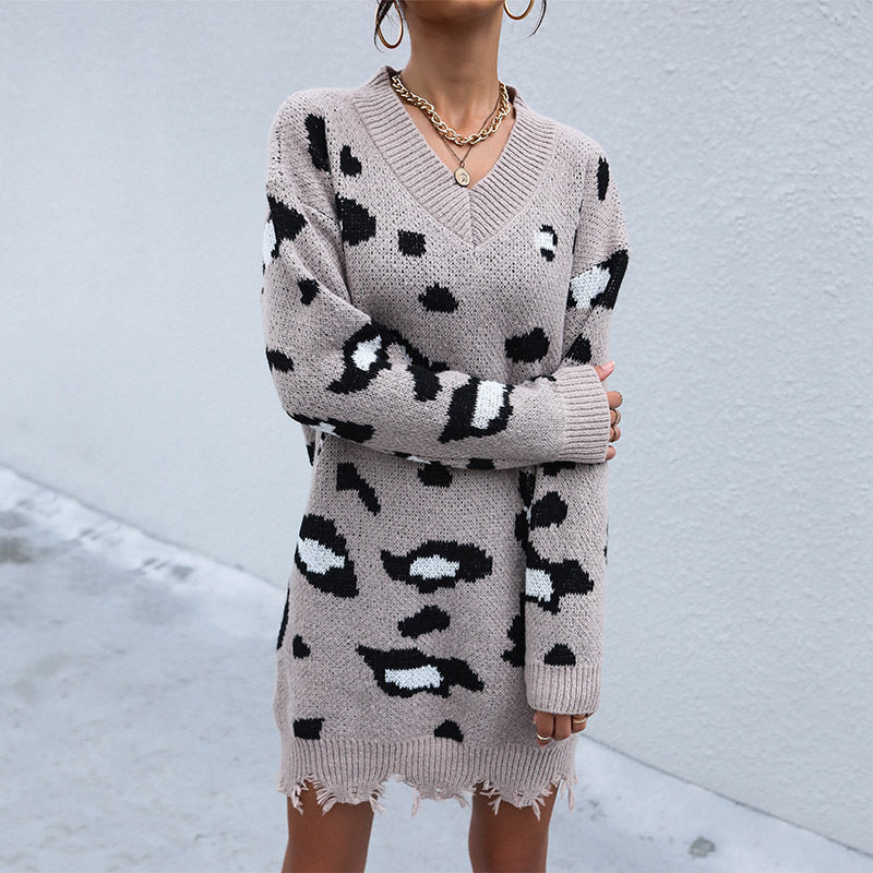 Women's oversized knit dress in leopard jacquard with V-neck and frayed hem Mune Fashion