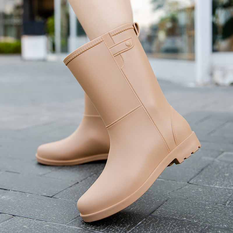 Women's mid-height seamless rain ankle boots made of flexible full rubber with a grippy tread sole Mune Fashion