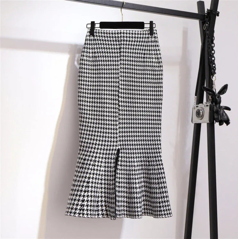 Ladies Elegant, figure-hugging midi skirt with button details Mune Fashion