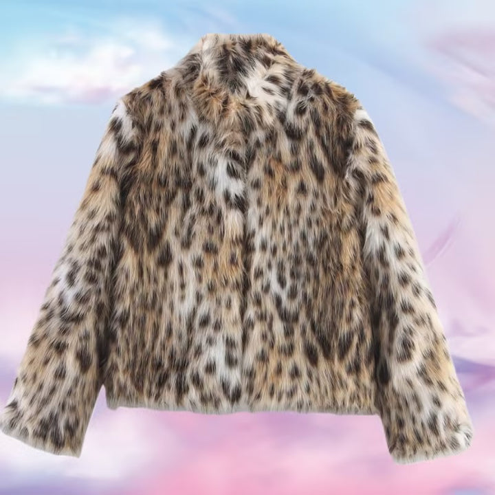 Women's short jacket made of faux fur in leopard print with boxy cut and stand-up collar Mune Fashion