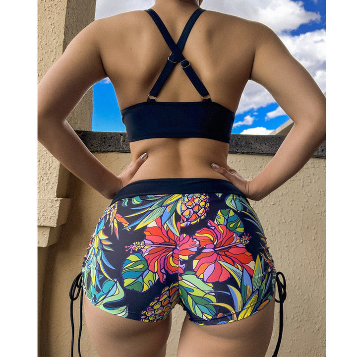 Damen Sportliches Bikini-Set mit anpassbarem Oberteil und bunten Shorts Echo Archiv