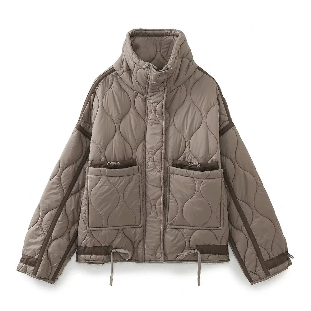 Women's quilted short jacket with high stand-up collar, drawstring hem and large patch pockets Mune Fashion