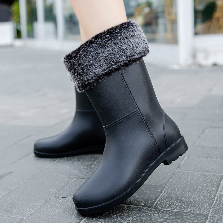 Women's mid-height seamless rain ankle boots made of flexible full rubber with a grippy tread sole Mune Fashion