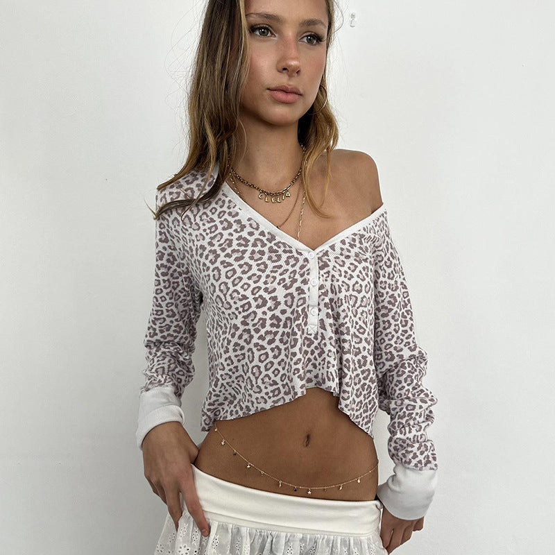 Women's figure-hugging fine-knit Henley with leopard print and V-neck Mune Fashion