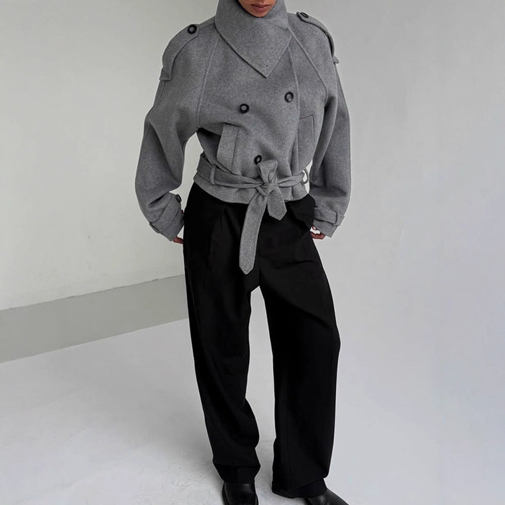 Women short-cut wool jacket with belt, double-breasted closure and high stand-up collar Mune Fashion