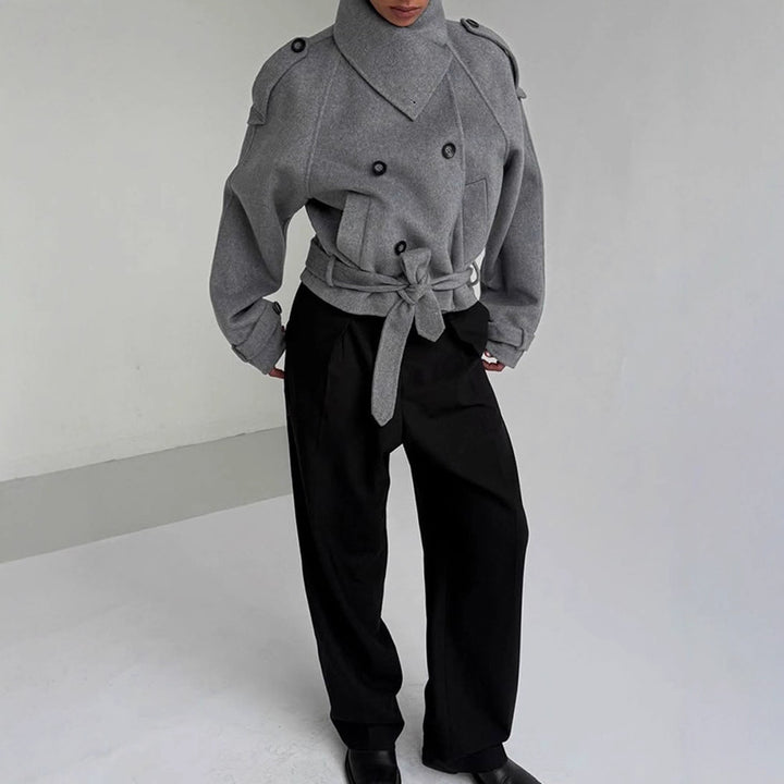 Women short-cut wool jacket with belt, double-breasted closure and high stand-up collar Mune Fashion