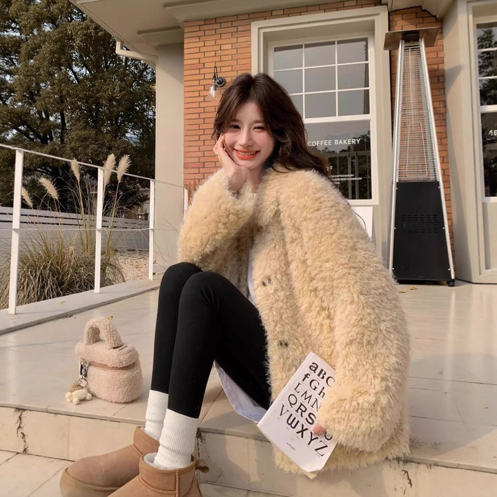 Women's short coat made of teddy fleece with oversized cut, stand-up collar, and patch pockets Mune Fashion