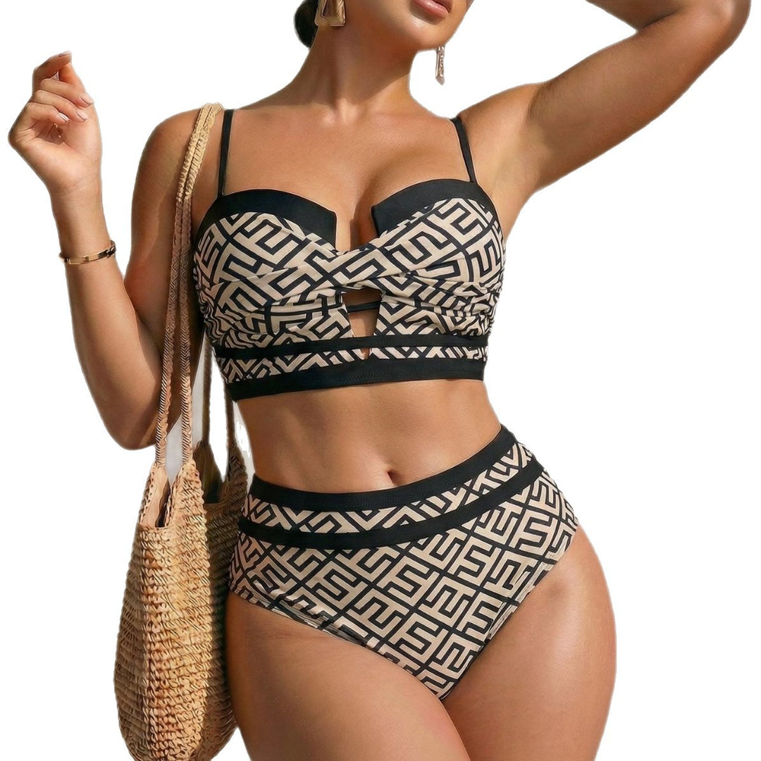 Women's High-Cut Bikini with Trendy Cut-Out and Geometric Pattern Mune Fashion