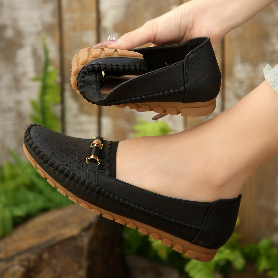 Women's perforated comfort loafers with gold-colored decorative buckle, wavy vamp and contoured memory foam insole Mune Fashion