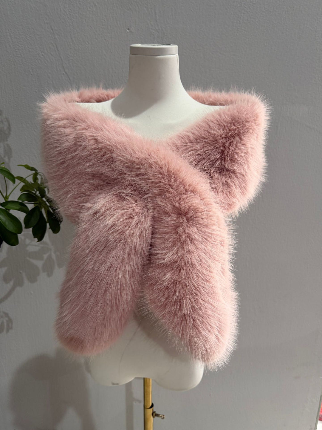 Women's Luxurious Reversible Faux Fur Shoulder Stole with V-Shape Mune Fashion