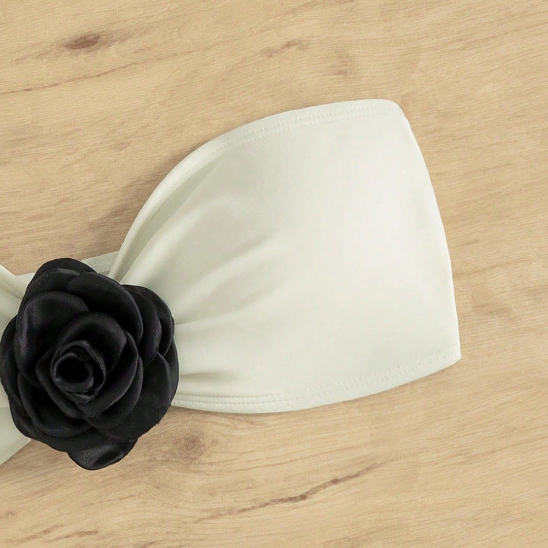 Women’s bandeau bikini top with decorative flower appliqué Mune Fashion