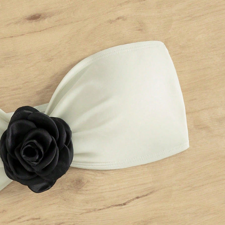 Women’s bandeau bikini top with decorative flower appliqué Mune Fashion