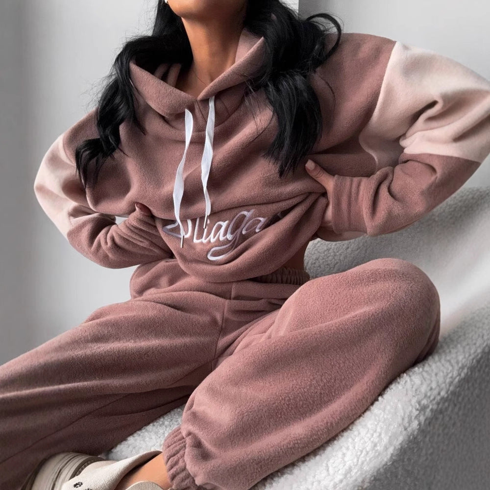 Women's cozy hoodie set with contrast sleeves, elastic high-waist joggers, and oversized hood Mune Fashion